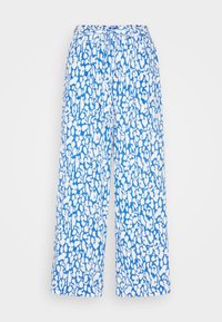 Blauw-witte broek met patroon en een relaxte pasvorm, voorzien van een elastische tailleband en brede pijpen. Het ontwerp lijkt op abstracte vlekken of vegen.