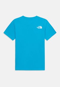 Φωτεινό μπλε T-shirt με κοντά μανίκια και λευκό λογότυπο "The North Face" στο πάνω μέρος της πλάτης, απλό σχέδιο, εμφανίζεται σε λευκό φόντο.