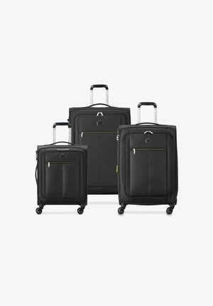 Tre valigie nere su ruote di diverse dimensioni, dotate di manici telescopici e tasche con zip frontali, disposte una accanto all'altra su uno sfondo bianco.