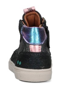 Sneaker alta nera con accenti metallici iridescenti viola e rosa, materiale testurizzato e interno imbottito per il comfort.