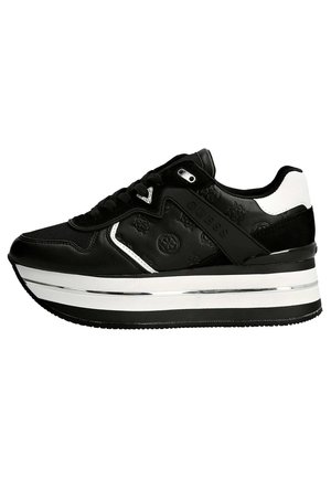 Zapatilla de plataforma en blanco y negro con cordones delanteros, patrón en relieve y panel lateral con marca, mostrada desde el perfil derecho sobre fondo blanco.