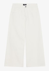 Weite weiße Baumwollhosen mit hoher Taille, Fronttaschen und Knopfverschluss. Der Stoff hat eine glatte Textur und ein minimalistisches Design.