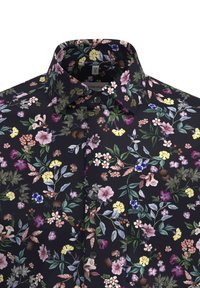 Bloemendruk shirt met een zwarte achtergrond en kleurrijke bloemen en bladeren. Met knoopsluiting bij de kraag, van katoen en met korte mouwen.