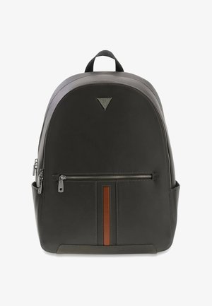 Sac à dos noir Guess avec des fermetures éclair argentées, une bande verticale marron sur la poche avant et une poignée supérieure.