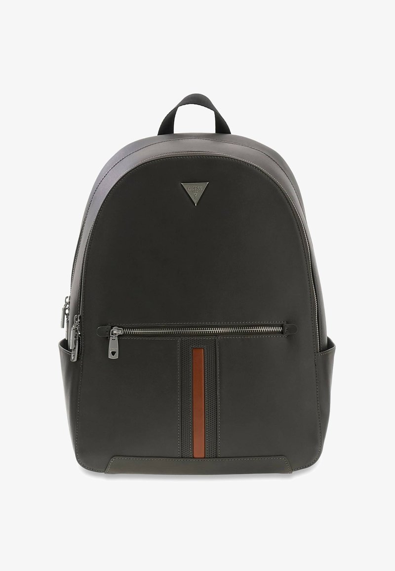 Sac à dos noir Guess avec des fermetures éclair argentées, une bande verticale marron sur la poche avant et une poignée supérieure.