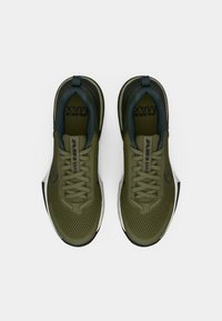 Olivově zelené síťované tenisky se šněrováním, polstrovaným límcem, černou podrážkou a stříbrnými prvky. Na jazyku mají logo "AIR MAX".