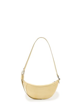 Beżowa skórzana torba na ramię w kształcie półksiężyca z regulowanym paskiem i srebrnym klamrą, przedstawiona na jednolitym białym tle.