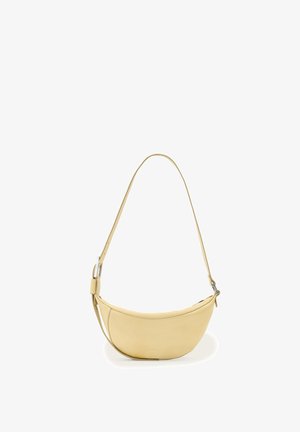 Beigenvärinen puolikuun muotoinen nahkainen olkalaukku, jossa säädettävä hihna ja hopeanvärinen solki, esillä yksinkertaisen valkoisen taustan edessä.