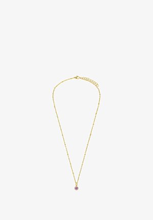 Gouden ketting met een delicate schakel en een ronde hanger met een paarse edelsteen, gemonteerd in een eenvoudige gouden setting.