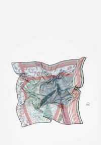 Sciarpa trasparente multicolore con intricati motivi floreali e paisley, bordata da margini a strisce rosse e verdi, caratterizzata da una texture leggera.