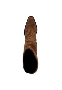 Braune Wildleder- ankle boots mit spitzem Zeh und glatter Textur, schwarzer Sohle und elegantem Design.