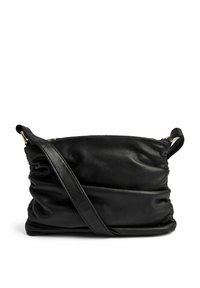 Borsa a tracolla in pelle nera con un design morbido e arricciato, dotata di una tracolla regolabile. Presenta dettagli in metallo dorato per un tocco di eleganza.