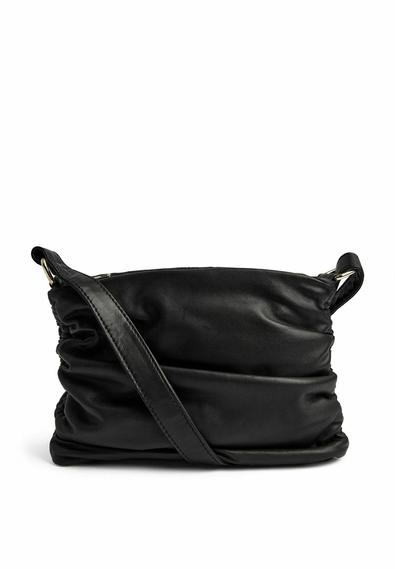 Borsa a tracolla in pelle nera con un design morbido e arricciato, dotata di una tracolla regolabile. Presenta dettagli in metallo dorato per un tocco di eleganza.