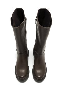 Ein Paar hohe, dunkelbraune Lederstiefel mit runden Zehen, seitlichen Reißverschlüssen und dicken schwarzen Sohlen, von oben auf einem weißen Hintergrund betrachtet.