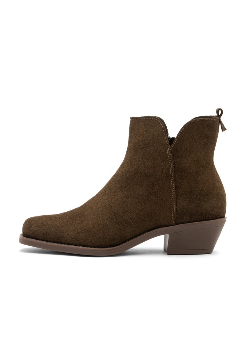 Stivale alla caviglia in suede marrone con tacco basso impilato, bordo superiore ondulato e linguetta posteriore, mostrato dal lato esterno su uno sfondo bianco.