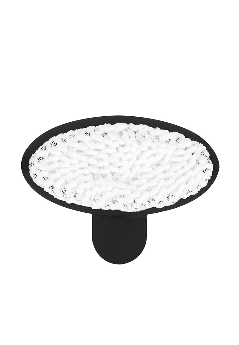 Tapis noir en forme ovale avec une surface texturée blanche présentant des motifs en relief. Le tapis a une base plate pour plus de stabilité et d'utilisation.