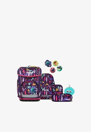 Lila Rucksack-Set mit bunten Blattmustern, inklusive einer Brottasche, einem Federmäppchen, einem Geldbeutel, vier Tierabzeichen und einem blauen, pelzigen Schlüsselanhänger mit Augen.