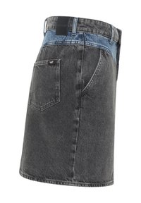 Denimrock mit einem dunkelgrauen Körper und einem hellblauen Bund, ausgestattet mit einer Gesäßtasche und dezenten stikdetails.