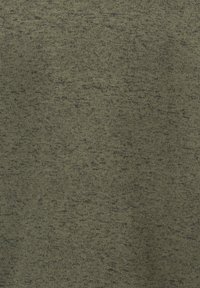 Olivgrön stickad tyg med en strukturerad yta, med ett subtilt spräckligt mönster i mörkare nyanser. Mjukt och medelhårt.