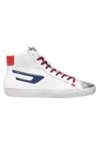 Vit högsko med röd häl, marinblå sidologotyp, röda och blå snören, silverfärgad tåhuvud och texturerad vit sula.