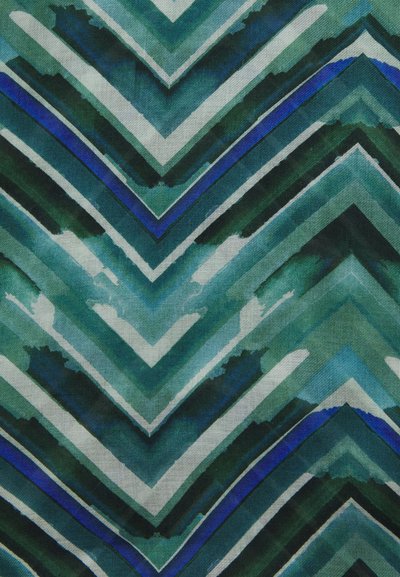 Stoff mit einem Zickzackmuster in verschiedenen Grüntönen, Blau und Creme, mit Aquarelltextur und glatter, gewebter Oberfläche.
