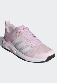 Rosa Sportschuh mit einem Obermaterial aus Netzgewebe und weißen synthetischen Akzenten. Verfügt über eine strukturierte Sohle, traditionelle Schnürung und einen gepolsterten Kragen.