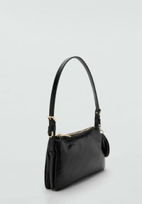 Borsa a tracolla in pelle nera con texture liscia, manico curvo e hardware in tonalità oro. Caratterizzata da una chiusura a zip e una forma rettangolare compatta.