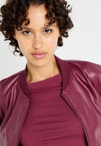 ONLY ONLFIFI BOX  - Pikkade varrukatega topp - burgundy