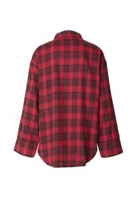 Chemise oversize à carreaux rouge et noir avec manches longues, col à boutons et ourlet arrondi ; confectionnée dans un tissu doux avec une finition texturée.
