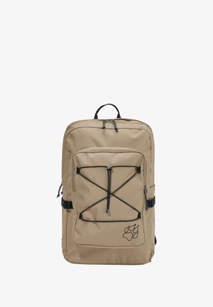 Zaino beige con tasca anteriore con cerniera, dettaglio con corda elastica nera, maniglia superiore, cinghie laterali e logo a forma di zampa nera nell'angolo inferiore destro.