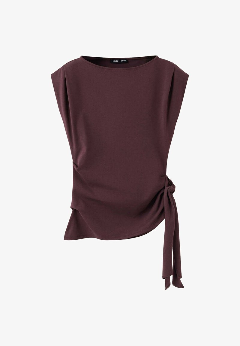 Top marron foncé sans manches avec un col rond et un détail noué sur le côté à la hanche droite.