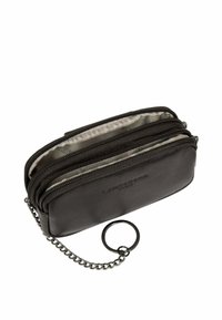 Piccolo portamonete in pelle nera con cerniera, dotato di tre scomparti e di un anello metallico attaccato da una catena.