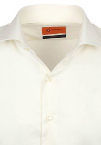 Witte button-up shirt gemaakt van glad stof; heeft een klassieke kraag, zeven knopen en een gestikt label binnenin de kraag.