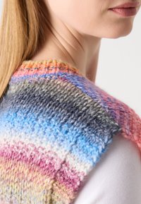 Mehrfarbige gestrickte Weste mit einem strukturierten Muster in Blau, Rosa, Orange und Grautönen, sichtbaren Nähten und einem weiten Ausschnitt.