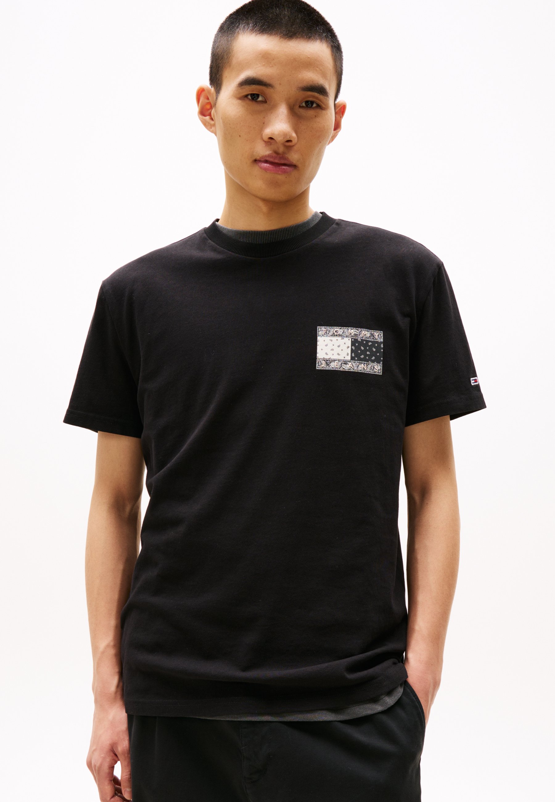 【 Jeans】 Paisley Flag T-shirt ★関税込★ Tommy Jeans large paisley flag T-shirt in white and blue | ASOS