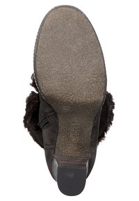 Botte en daim marron avec une semelle en caoutchouc texturée, une fermeture éclair latérale et une doublure en fausse fourrure. Marque Gabor visible sur la semelle.