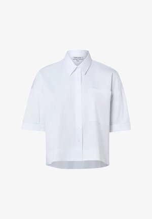 Weißes Hemd mit kurzen Ärmeln, Knopfleiste, spitzem Kragen und einer Brusttasche, vor einem einfarbigen Hintergrund präsentiert.