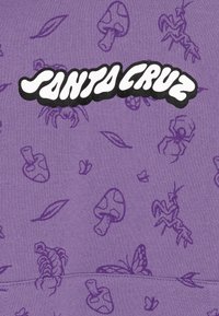 Felpa viola con un motivo ripetuto di funghi, insetti e foglie. Logo "SANTA CRUZ" in grassetto bianco e nero al centro.