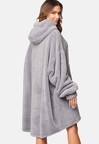 Szara polarowa bluza z kapturem w oversize'owym fasonie, o miękkiej teksturze, dużych rękawach i kapturem. Charakteryzuje się luźnym krojem, sięgającym do połowy ud.