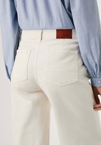 Pepe Jeans HIGH RISE WIDE CROP TANIA POCKET - Jeans a zampa - oyster white