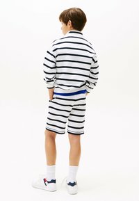 Tommy Hilfiger TEXTURED BRETON STRIPE - Pantalones deportivos - white navy breton stripe