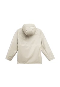 Lekka beżowa wodoodporna kurtka z kapturem, długimi rękawami i gładką fakturą. Posiada ozdobny szew na plecach oraz prosty krój.