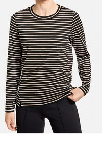 Långärmad, rundhalsad topp med horisontella svarta och beige ränder, med en avslappnad passform och sidoflikar vid fållen. Mjukt, strukturerat tyg.