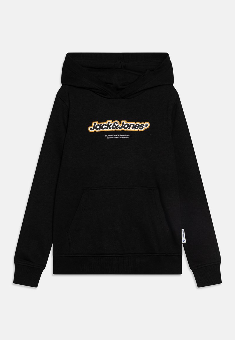 Sudadera negra con un bolsillo canguro en el frente, que presenta un logo "Jack & Jones" en amarillo y blanco. El material es suave y texturizado.