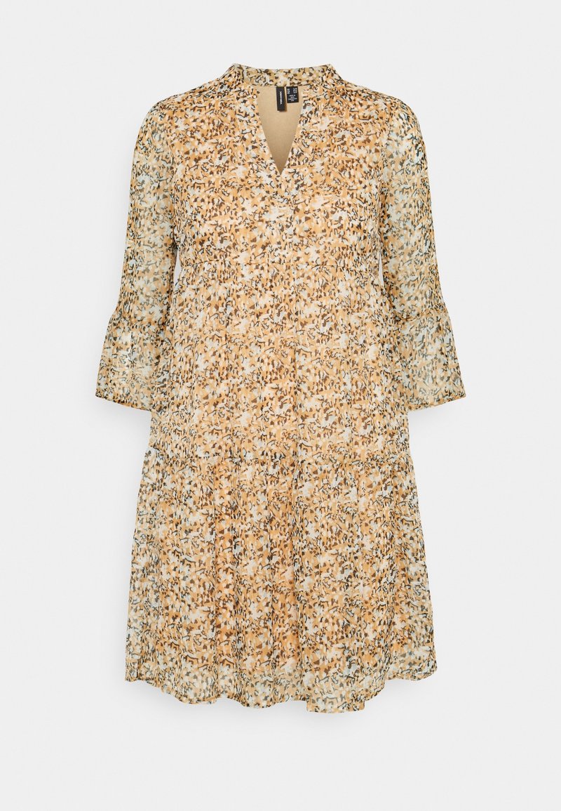 Robe fleurie jaune et blanche longueur genou avec encolure en V et manches cloche trois-quarts sur fond uni.