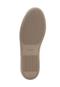 Suela de zapato de goma marrón con un patrón texturizado y ondulado. Logo notable que dice "MNG" cerca del centro. Bordes suaves con forma redondeada.