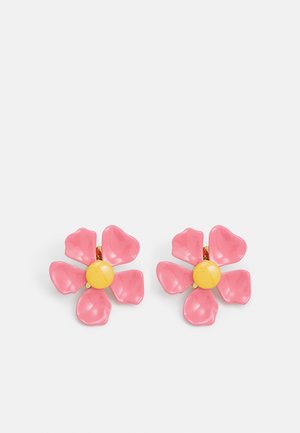 Par af rosa blomsterformede øreringe med fem kronblade og en gul midte på en hvid baggrund.