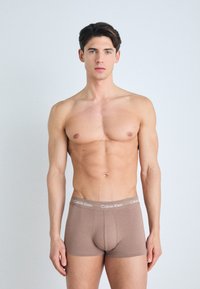 Calvin Klein bruine boxershorts met een snug fit, met een zachte tailleband met logo-detail. Gladde katoen stof met een naadloos ontwerp.
