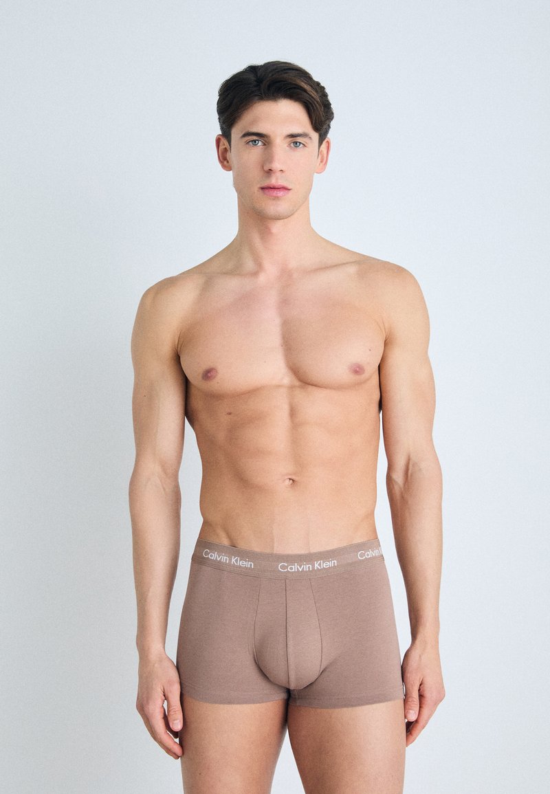 Calvin Klein bruine boxershorts met een snug fit, met een zachte tailleband met logo-detail. Gladde katoen stof met een naadloos ontwerp.