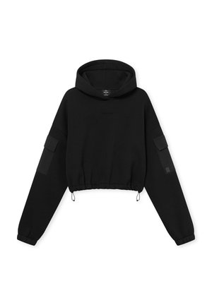 Fekete, rövidített kapucnis pulóver puha anyagból, húzózsinórral ellátott aljjal, hosszú ujjakkal és oldalsó zsebekkel a részletes megjelenés érdekében.